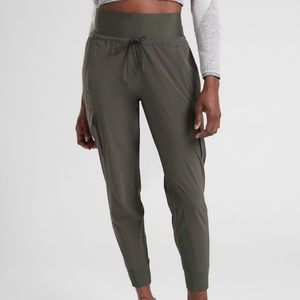 Athleta cargo jogger pants size 4